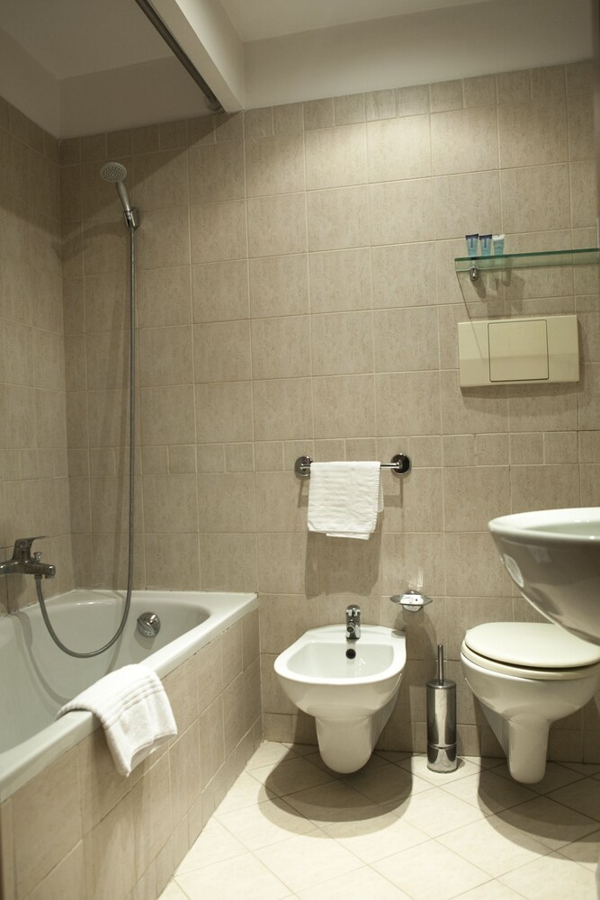 Deep Soaking Bathtub