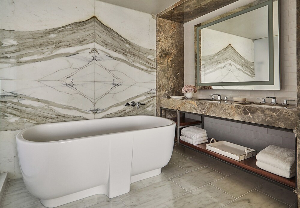 Deep Soaking Bathtub