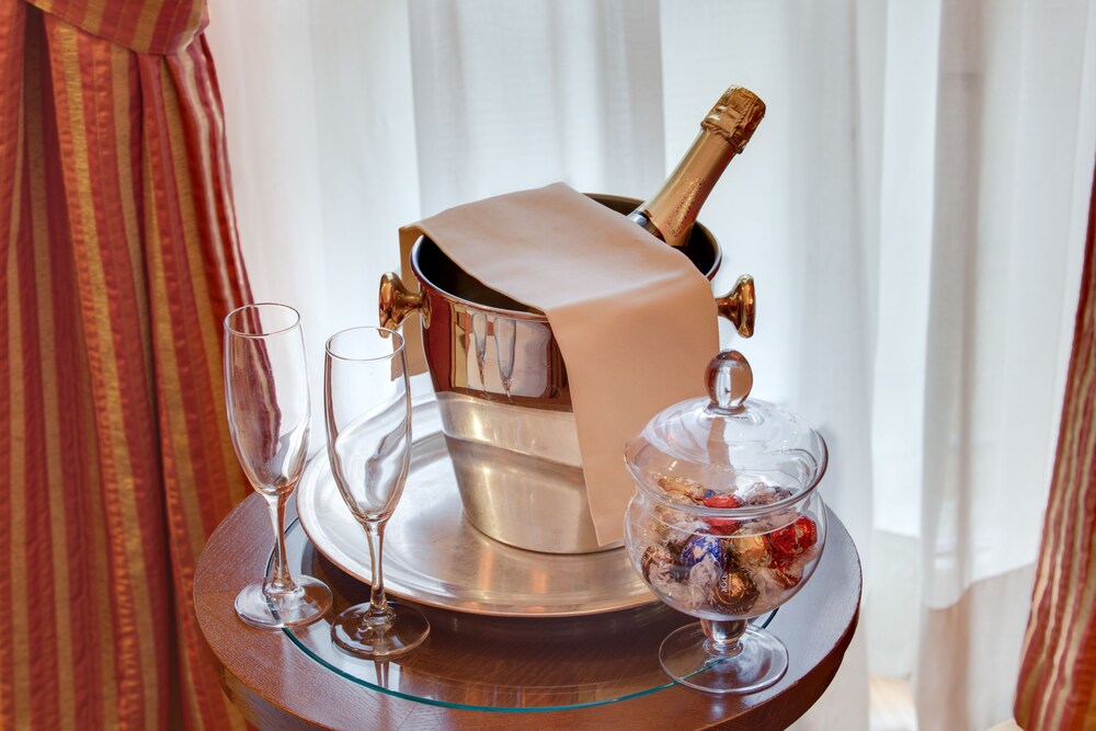 Room Service - Dining