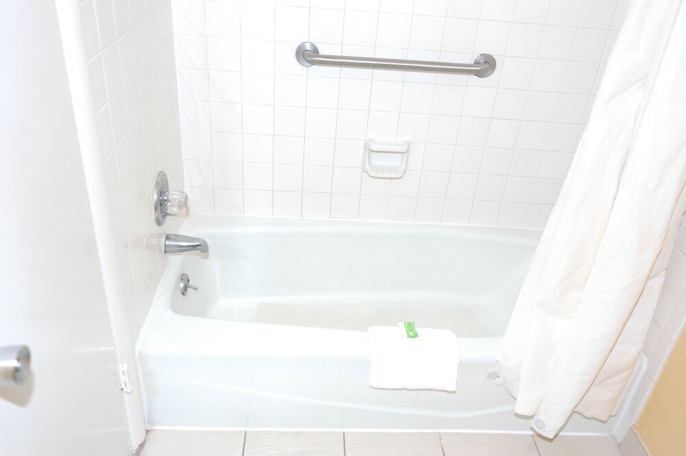 Deep Soaking Bathtub