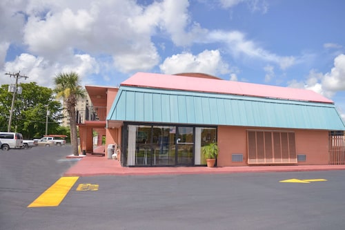 Econo Lodge North