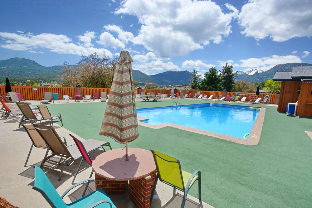 Outdoor pool, Murphy's Resort