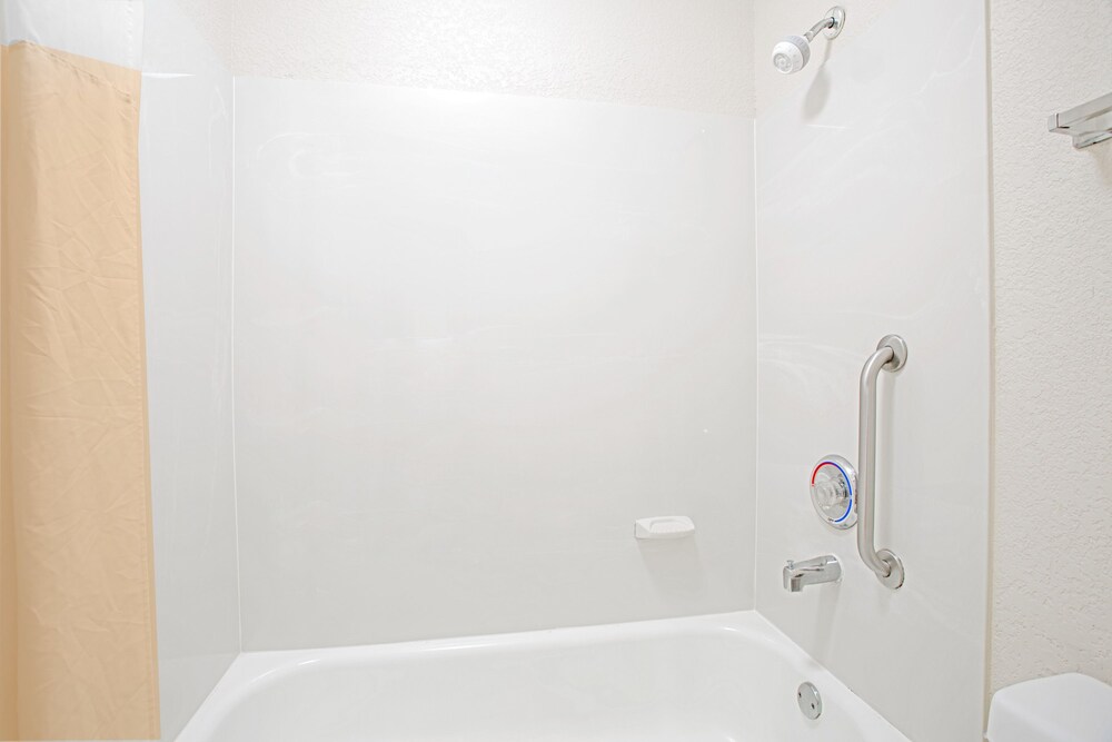 Deep Soaking Bathtub