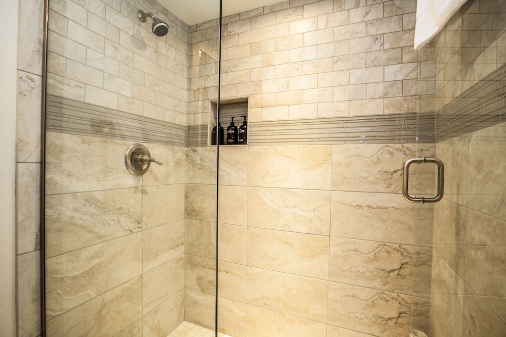 Premium Condo, 4 Bedrooms, Private Bathroom - Bathroom Shower