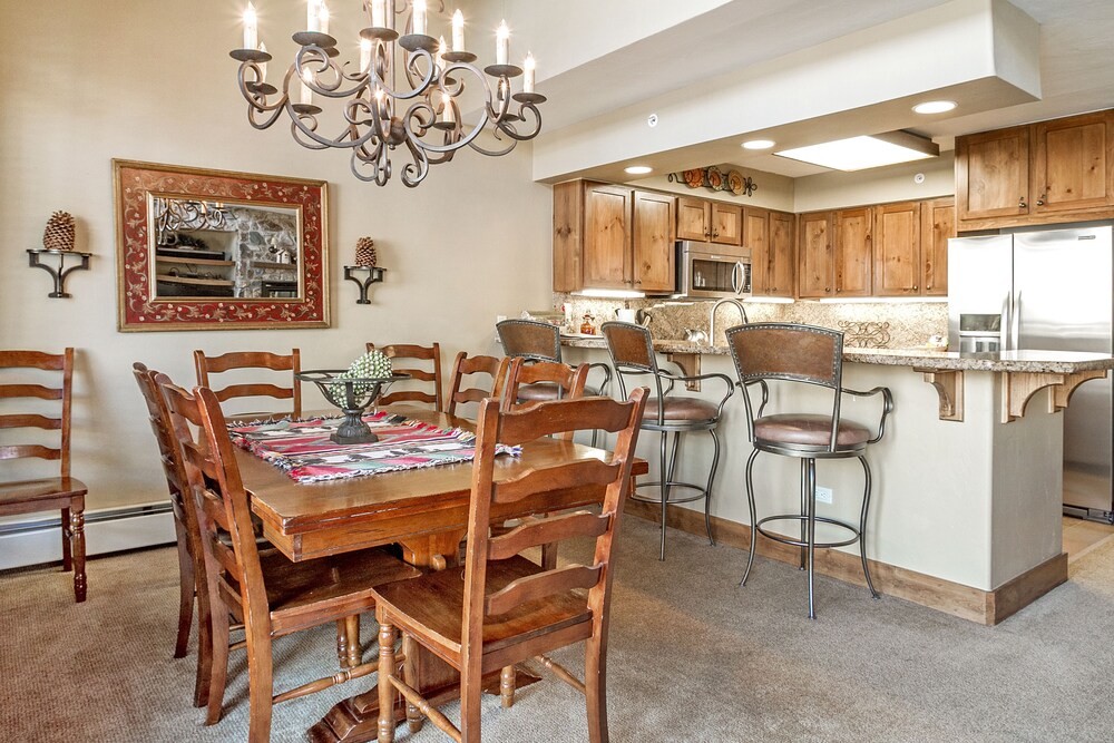 Premium Condo, 4 Bedrooms, Private Bathroom - In-Room Dining