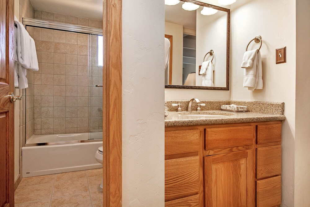 Condo, 2 Bedrooms, 2 Bathrooms - Bathroom