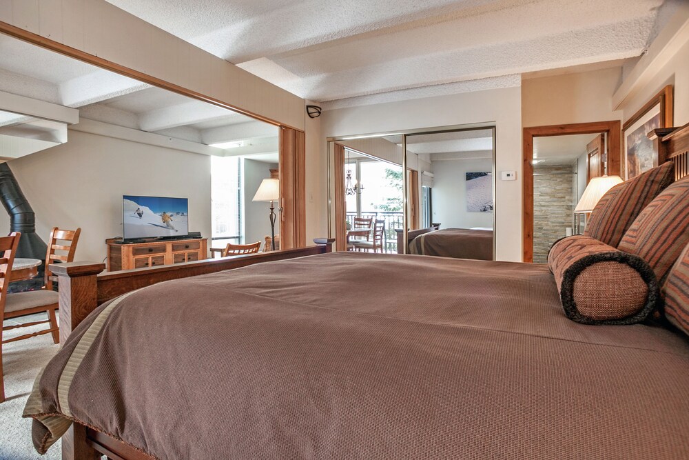 Studio, 1 Queen Bed, Mountain View - Guestroom
