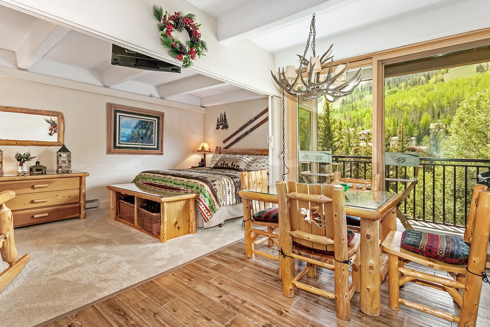 Studio, 1 Queen Bed, Mountain View - Living Area