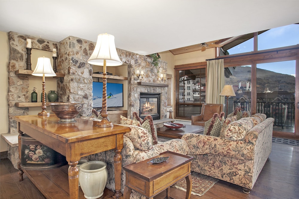 Premium Condo, 4 Bedrooms, Private Bathroom - Living Room