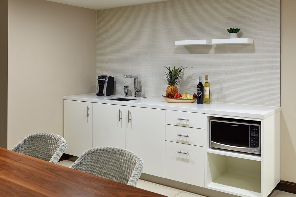 Private kitchen, Hilton Garden Inn Waikiki Beach