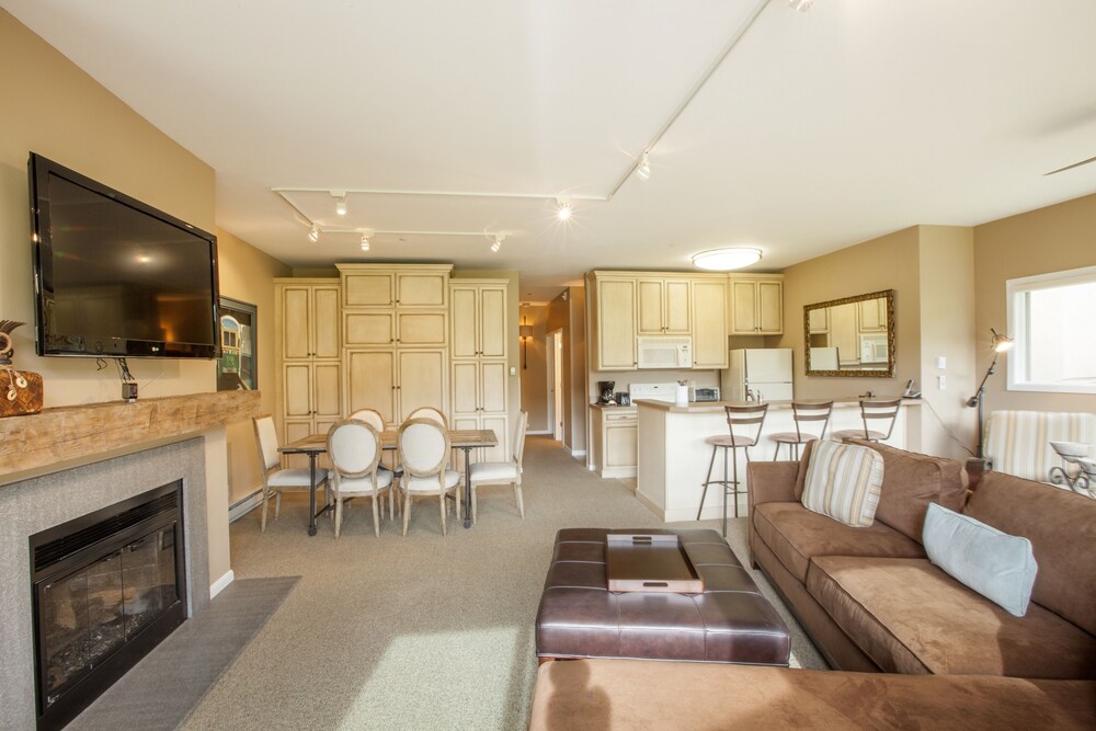Premier Condo, 2 Bedrooms - Living Room