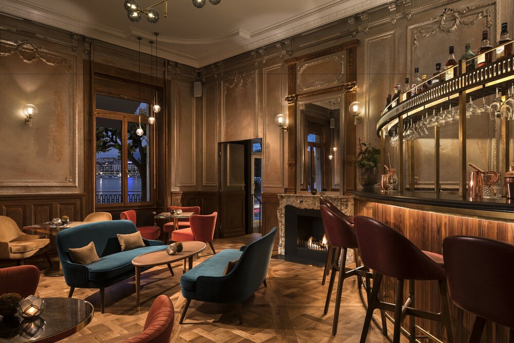 Hotel Bar