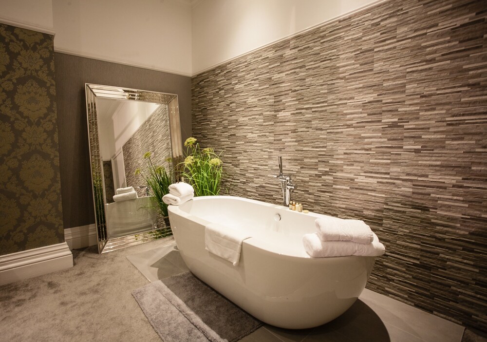 Deep Soaking Bathtub