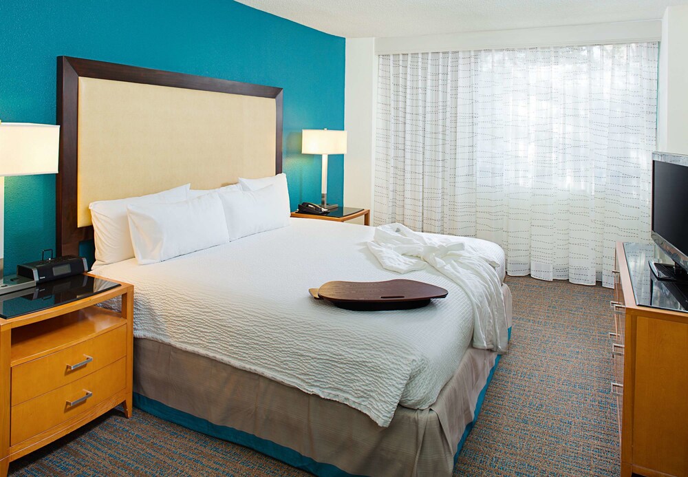 One Bedroom Suite with King - Guestroom