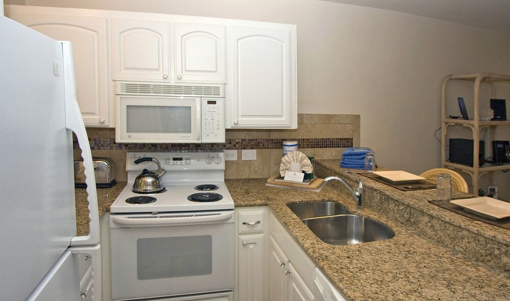 Studio, 1 King Bed, Ocean View - In-Room Kitchen