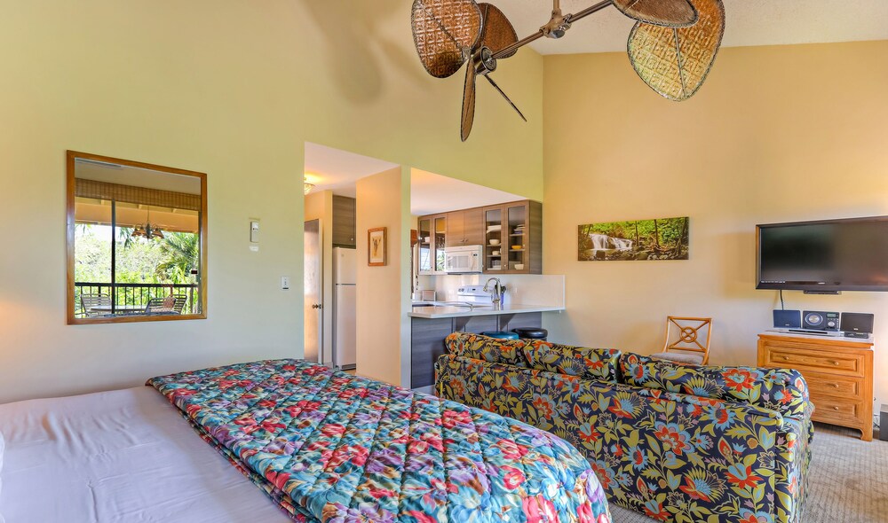 Studio, 1 King Bed, Garden View - Living Area