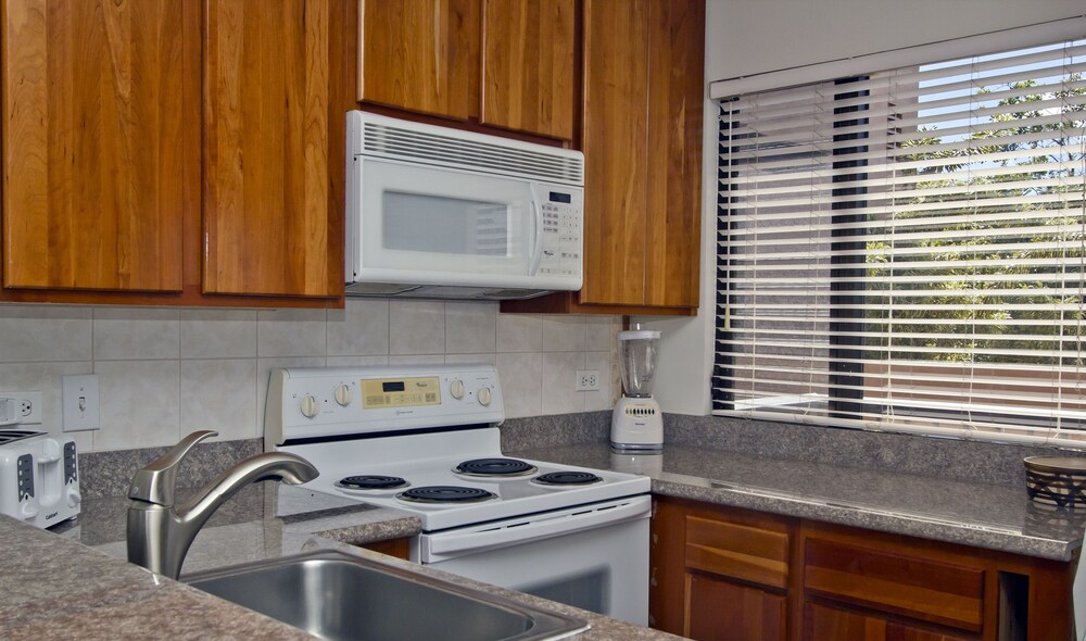 Studio, 1 King Bed, Ocean View - In-Room Kitchen