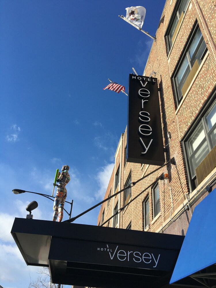 Front of property, Hotel Versey Days Inn by Wyndham Chicago