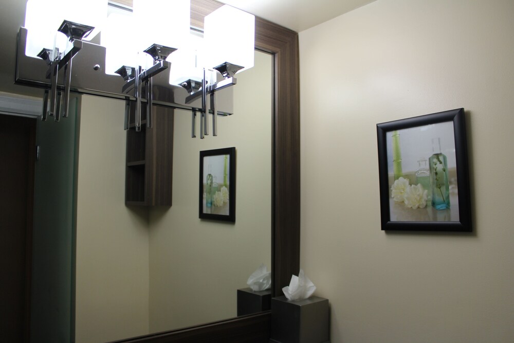 Bathroom, Executive Hotel Pacific