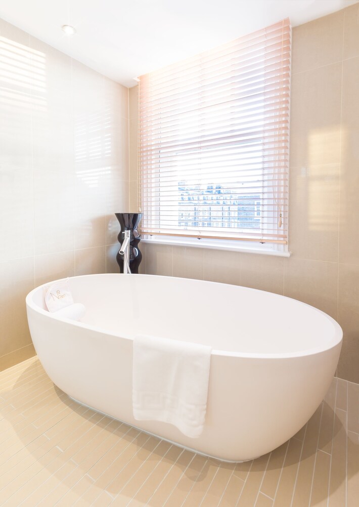 Deep Soaking Bathtub