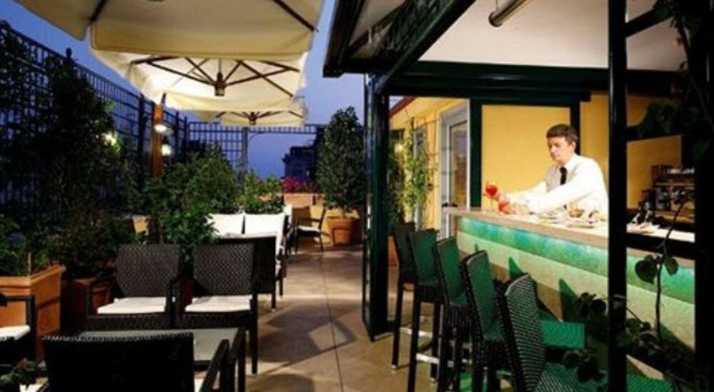 Hotel Bar