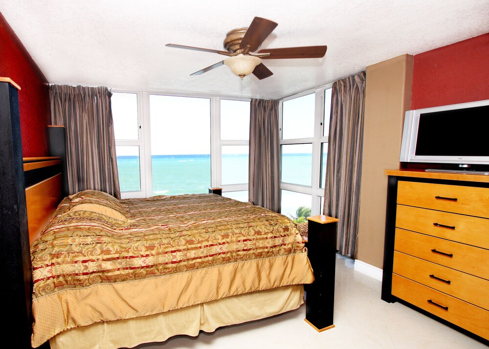 Deluxe Room, Oceanfront - Guestroom