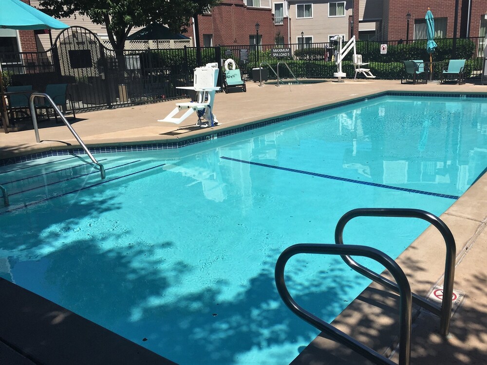 Outdoor pool, Residence Inn by Marriott Sacramento Airport Natomas