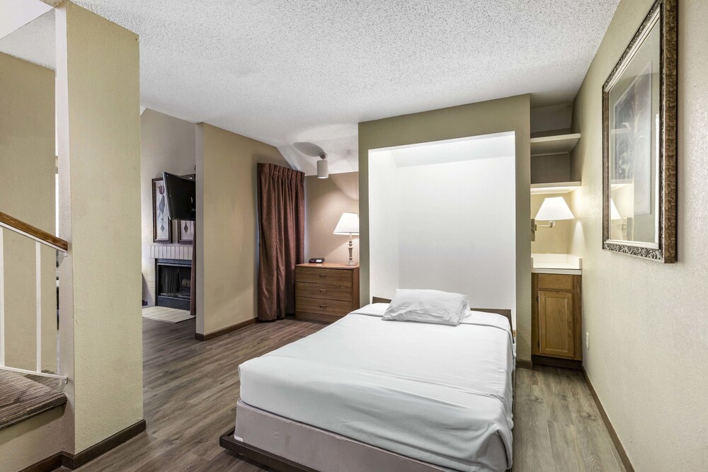Penthouse (Murphy Bed) - Guestroom