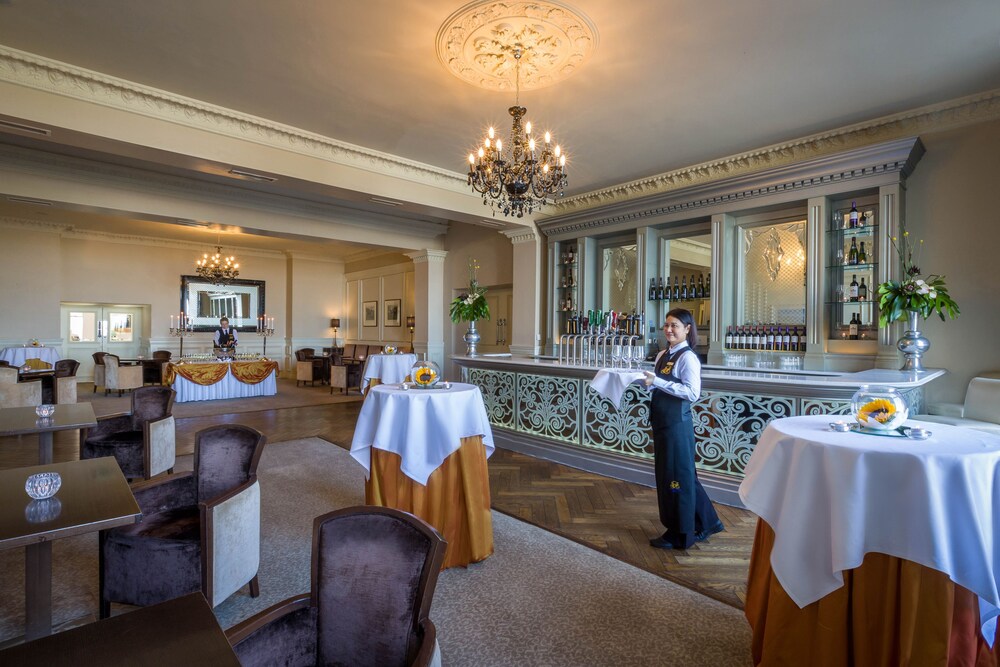 Hotel Bar