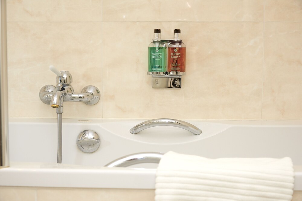 Deep Soaking Bathtub