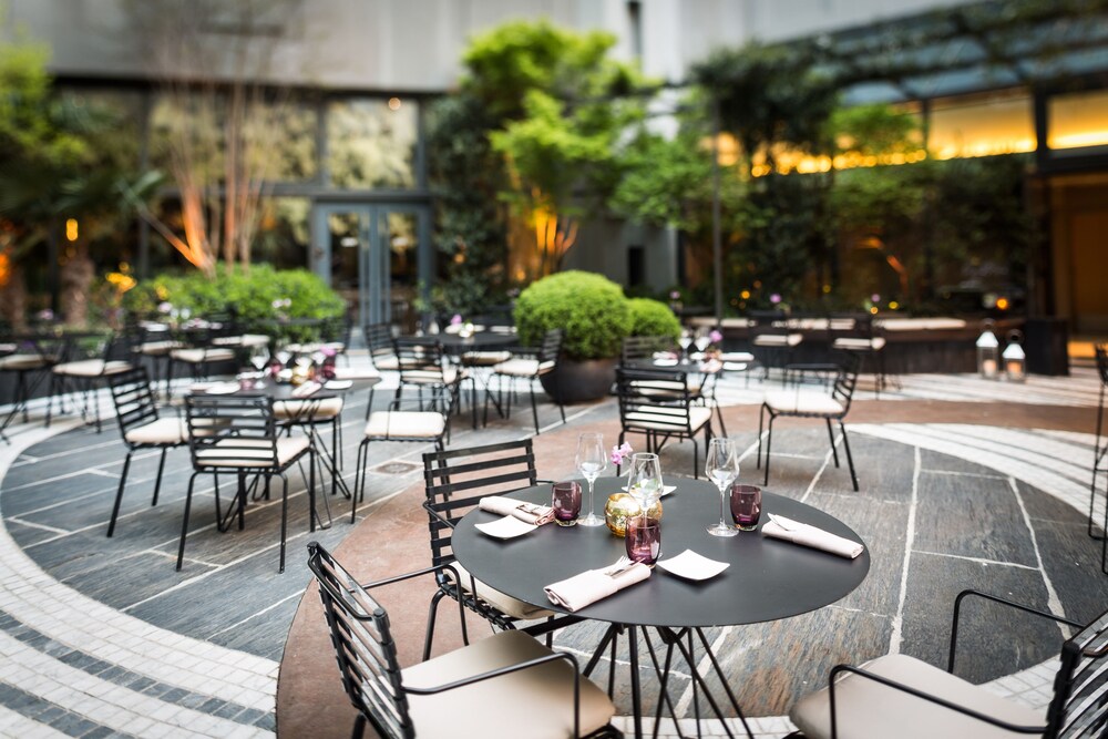 Outdoor dining, Novotel Paris Les Halles