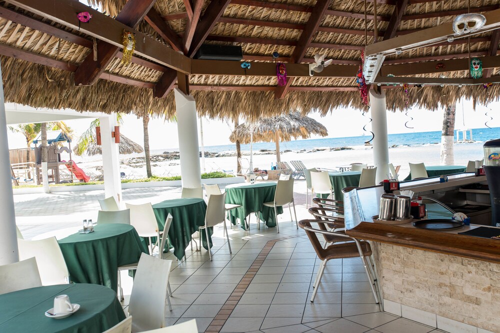 Bar junto a la piscina