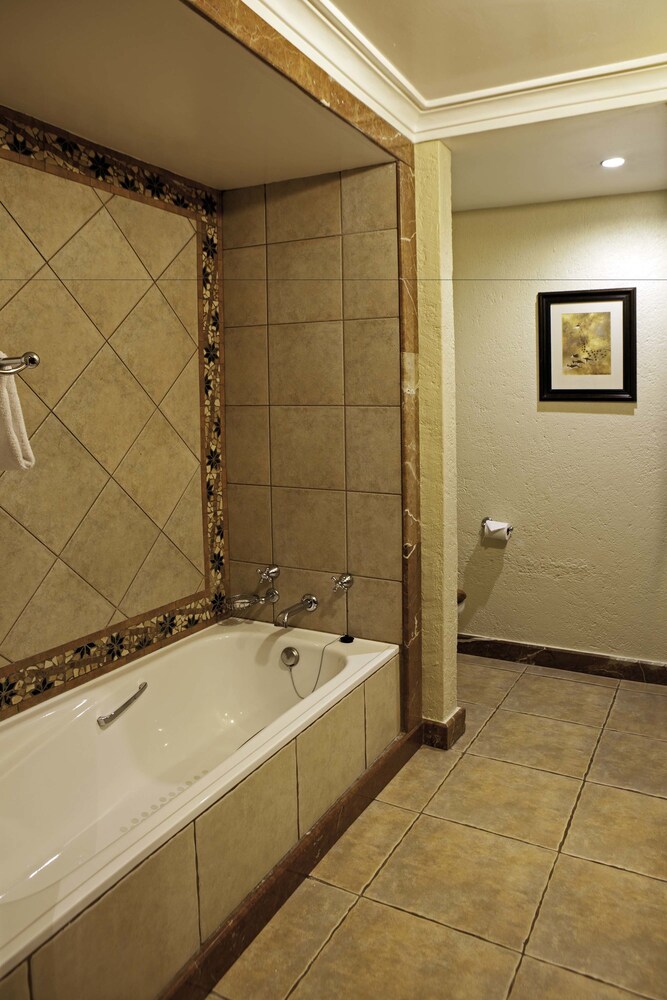 Deep Soaking Bathtub