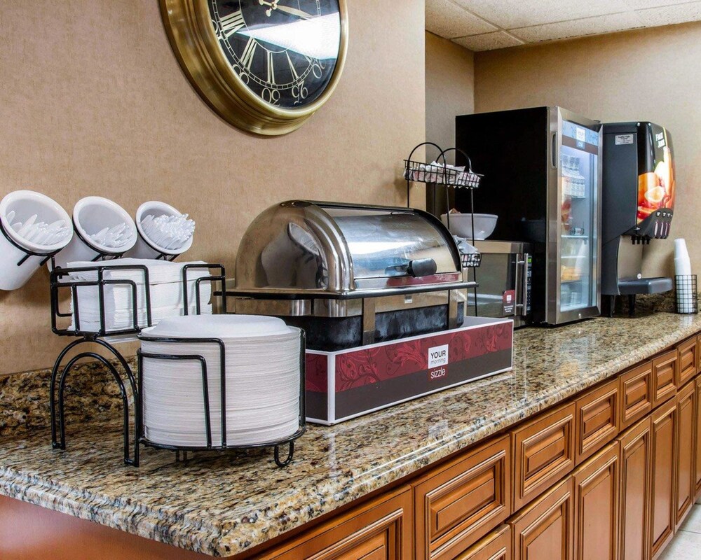 Breakfast area, Comfort Inn Livonia