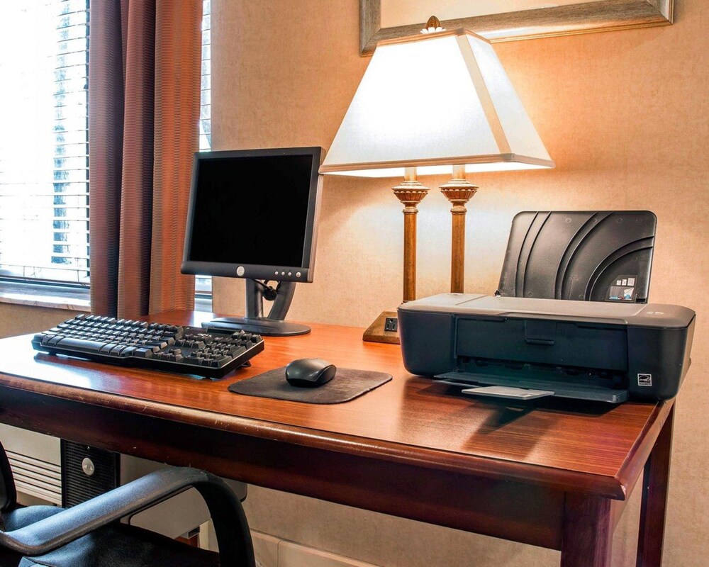 Business center, Comfort Inn Livonia