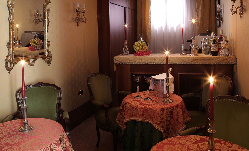 Hotel Bar
