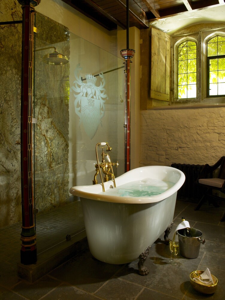 Deep Soaking Bathtub
