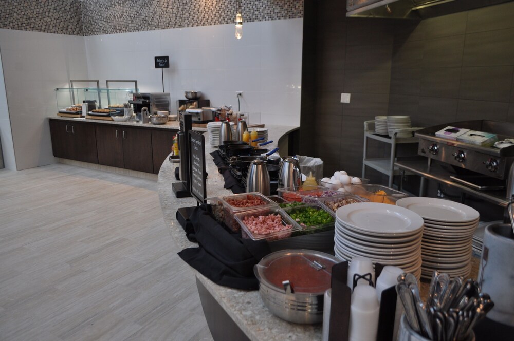 Breakfast area, Embassy Suites by Hilton Colorado Springs