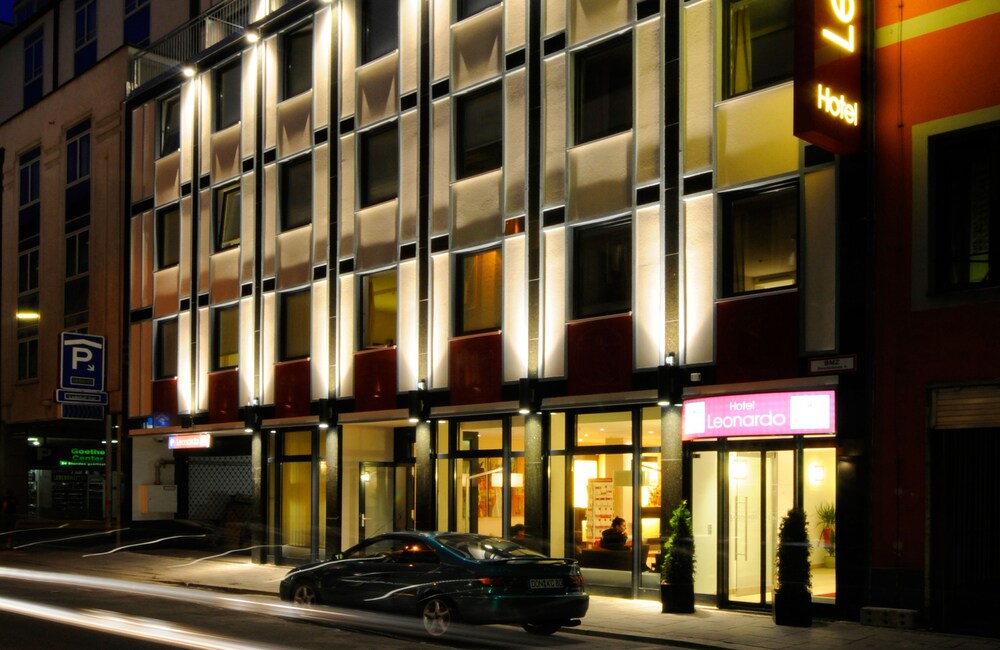 Hotelfassade am Abend/bei Nacht