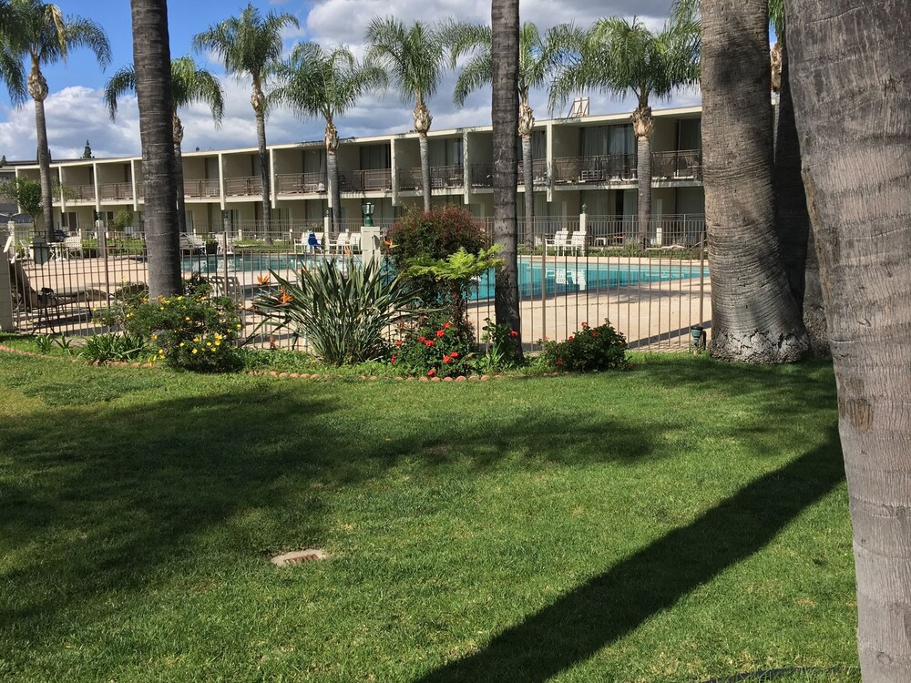 Outdoor pool, Valley Inn