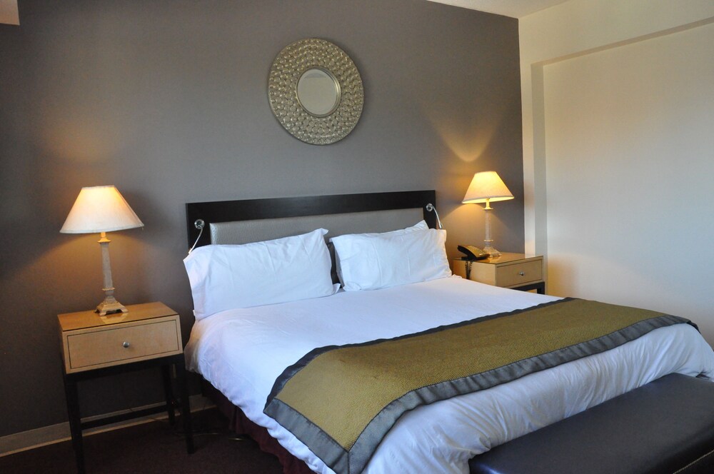 Deluxe Suite, 1 King Bed with Sofa bed, Kitchen - Guestroom
