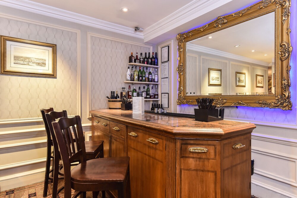 Hotel Bar