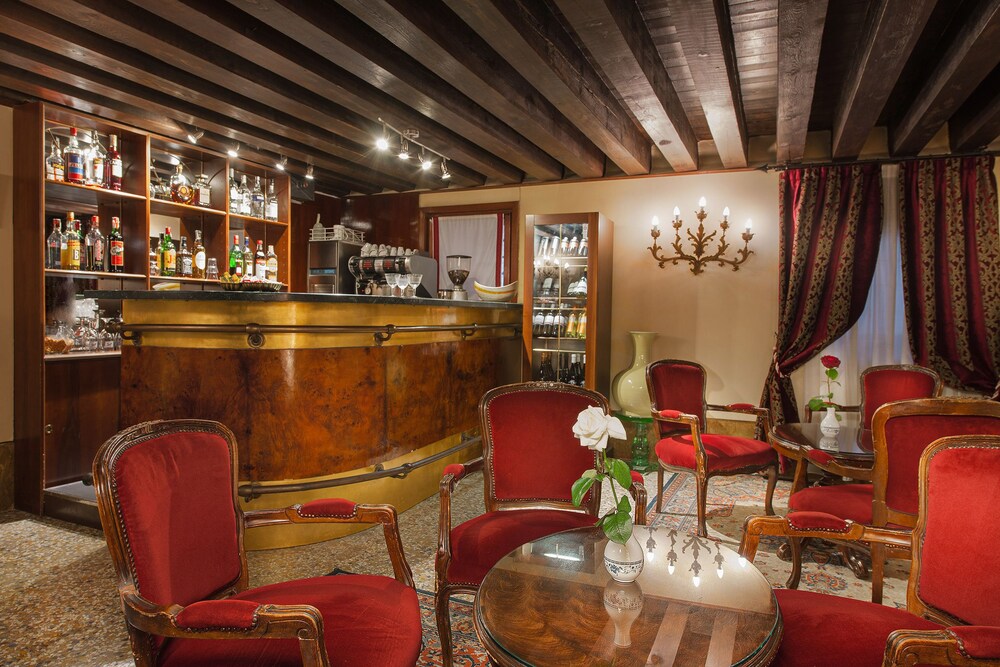 Hotel Bar
