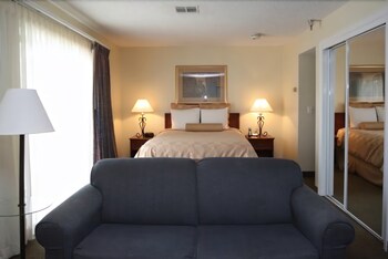 Studio Suite, 1 King Bed, Kitchen - Guestroom