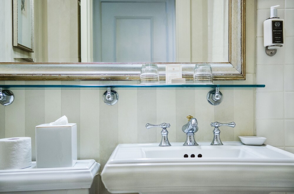 Bathroom, Mayflower Park Hotel