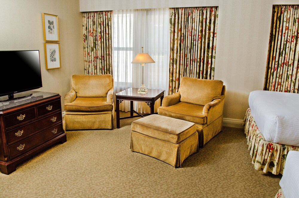 Living area, Mayflower Park Hotel