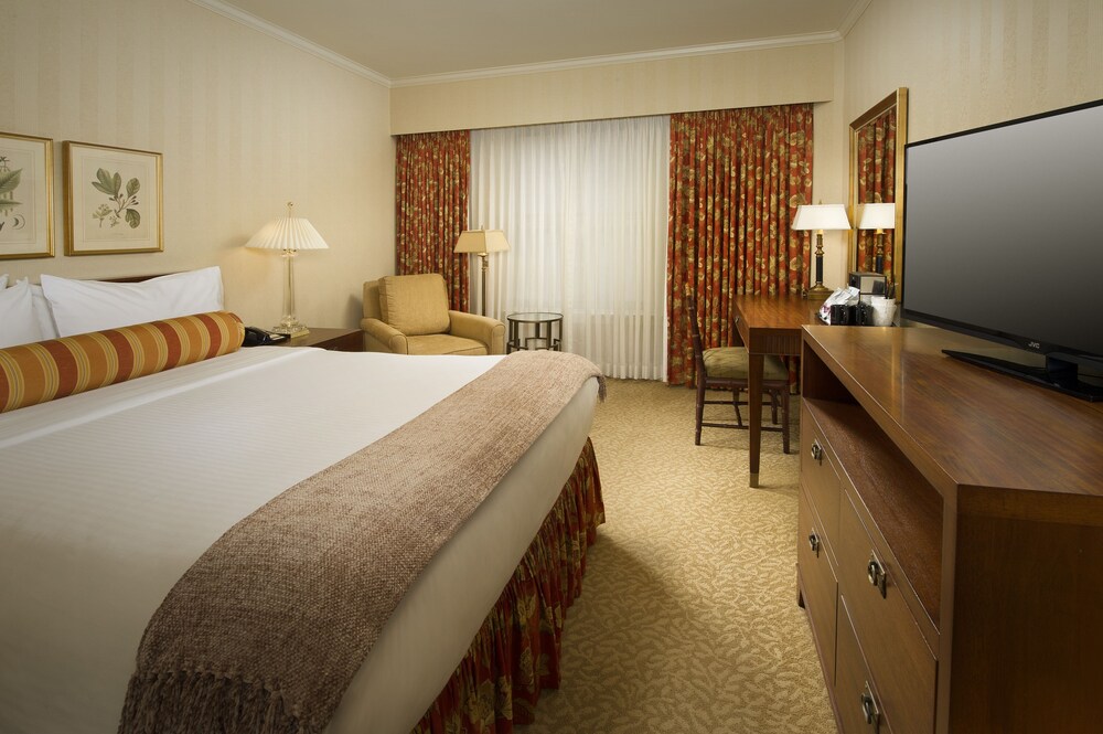 Room, Mayflower Park Hotel