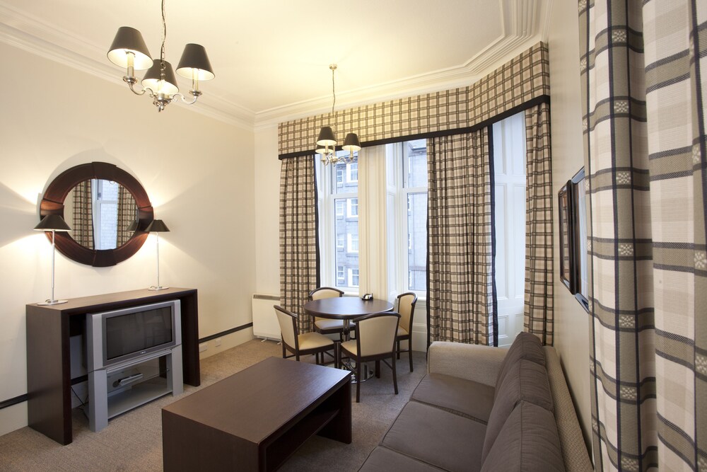 Apartment, 3 Bedrooms - Living Room