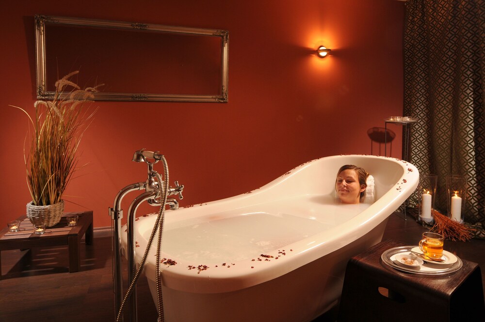 Deep Soaking Bathtub
