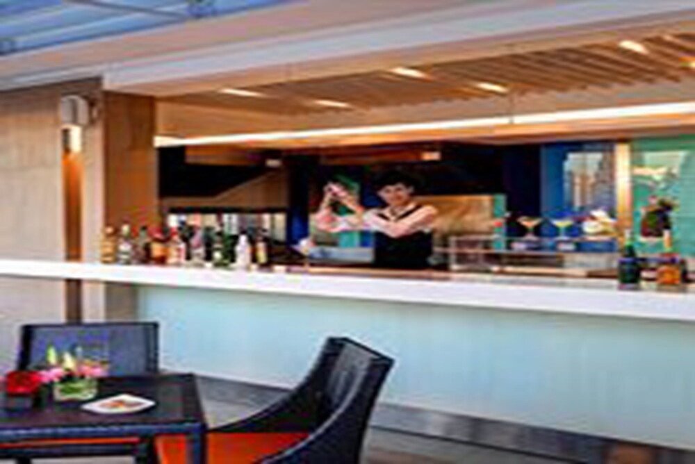 Bar en bord de piscine